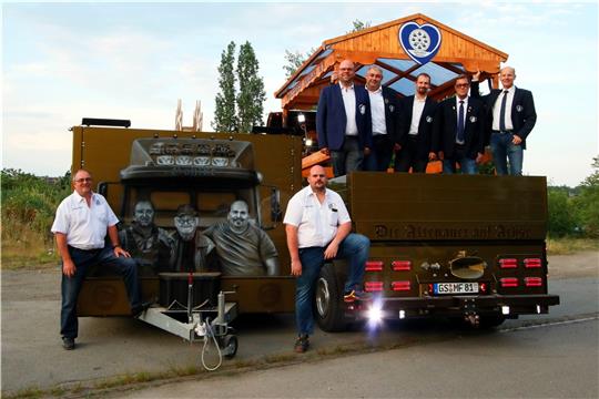 Die Macher des Vereins Volksfest freuen sich auf das Schützenfest und haben ihren Festumzugswagen schick gemacht. Foto: Epping