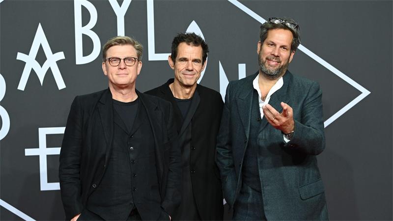 Was bisher geschah: Ein Crashkurs zu „Babylon Berlin“ Die Macher von „Babylon Berlin“ (von links nach rechts): Henk Handloegten, Tom Tykwer und Achim von Borries. (Archivbild)