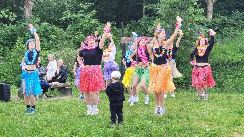 Hunderte kleine Oberharzer erobern den Robinsonspielplatz Die Mädchen haben Tänze geprobt und Stimmung auf dem Spielplatz gemacht.
