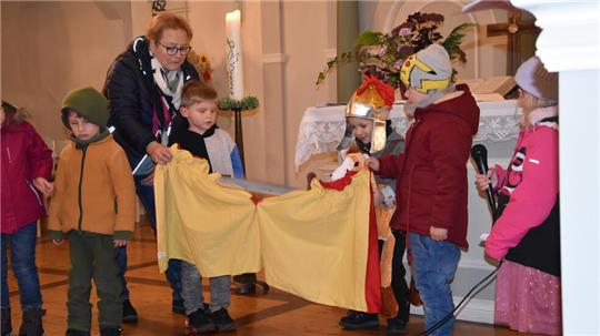Die Mädchen und Jungen aus Hohegeiß spielen die Szene in der Kirche nach, in der Martin von Tours seinen Mantel mit einem Bettler teilt.