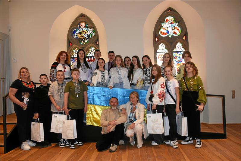 Ukrainische Kinder im Harz: „Etwas Normalität“ für junge Kriegsopfer Die Mädchen und Jungen aus der Region Ternopil wurden eingeladen, um eine Woche dem Krieg in der Ukraine zu entfliehen. Im Goslarer Rathaus werden sie von Oberbürgermeisterin Urte Schwerdtner (mit Jarek Futerko vor der Fahne) begrüßt. Geplant ist, Kinder und Jugendliche aus weiteren Regionen in den Harz zu holen. Foto: Kempfer