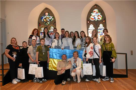 Die Mädchen und Jungen aus der Region Ternopil wurden eingeladen, um eine Woche dem Krieg in der Ukraine zu entfliehen. Im Goslarer Rathaus werden sie von Oberbürgermeisterin Urte Schwerdtner (mit Jarek Futerko vor der Fahne) begrüßt. Geplant ist, Kinder und Jugendliche aus weiteren Regionen in den Harz zu holen. Foto: Kempfer