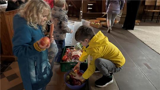 Die Mädchen und Jungen der Wurmbergschule schmücken die Trinitstiskirche zum Erntedankfest.