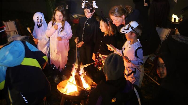 Die Mädchen und Jungen können sich bei der Halloween-Party des Kinderschutzbundes mit Stockbrot stärken, das ein Braunlager Gastronom spendierte.