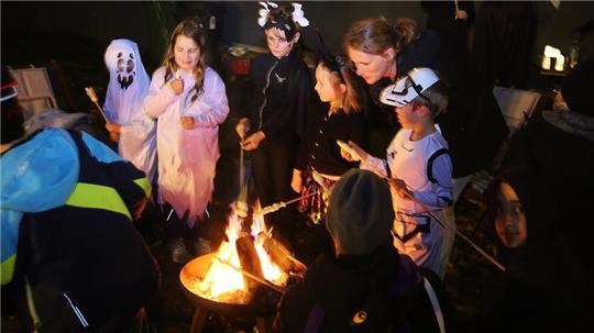 Die Mädchen und Jungen können sich bei der Halloween-Party des Kinderschutzbundes mit Stockbrot stärken, das ein Braunlager Gastronom spendierte.
