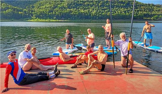 Die Männerturngruppe der TSG Jerstedt trifft sich an der Innerstetalsperre zum Stand-Up-Paddling und Kanufahren. Foto: Roß