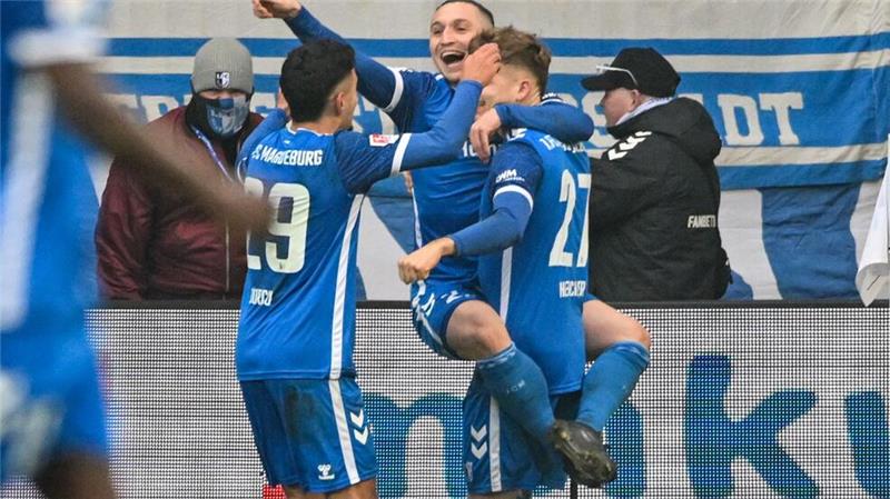 Spitzenreiter Paderborn nur 1:1 in Magdeburg Die Magdeburger jubeln nach dem Führungstor zum 1:0 von Philipp Hercher.