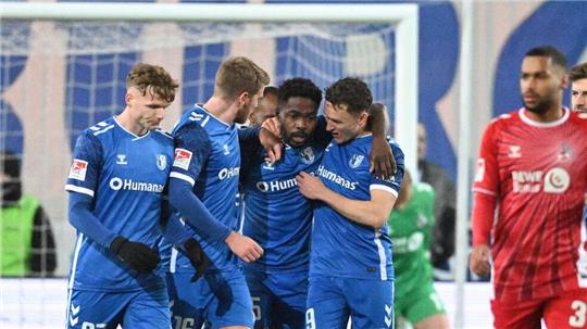 Die Magdeburger jubeln nach dem Tor zum 1:0 von Daniel Heber (M).