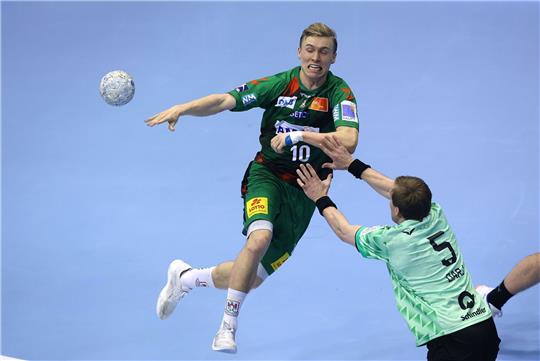 Die Magdeburger um Gisli Kristjansson (l) holten sich gegen die Füchse einen Sieg.