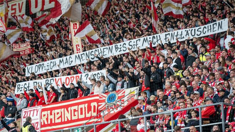 Leipzig ohne Glanz, aber souverän - 2:0 in Mainz Die Mainzer Fans machten vor der Partie gegen Leipzig deutlich, was sie vom Wechsel ihres Ex-Trainers Jürgen Klopp zu Red Bull halten.