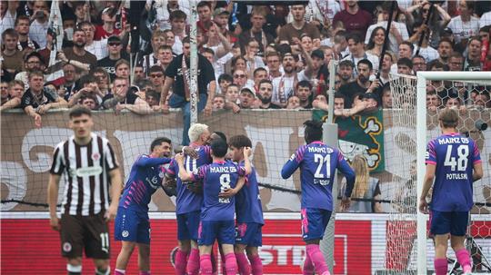 Die Mainzer bejubeln den Treffer zum 1:0 in Hamburg. 