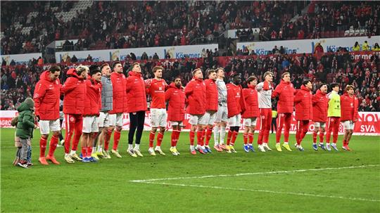 Die Mainzer feiern mit den Fans einen Sieg - wenig später wird das Stadion geäumt. 