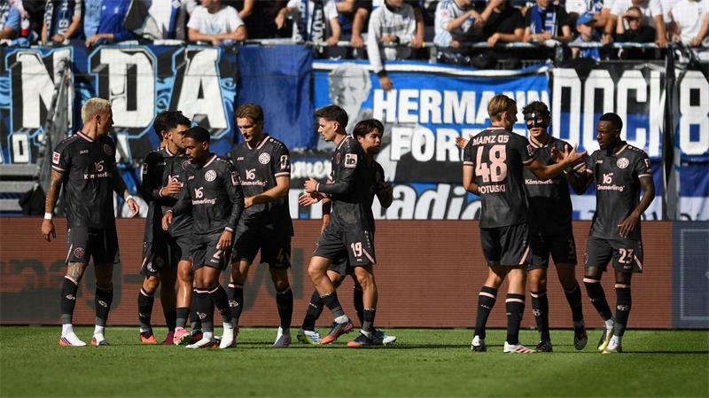 Die Mainzer hatten im Volksparkstadion allen Grund zum Jubeln. Hier feiern sie das 1:0 dudch Sheraldo Becker (r). 