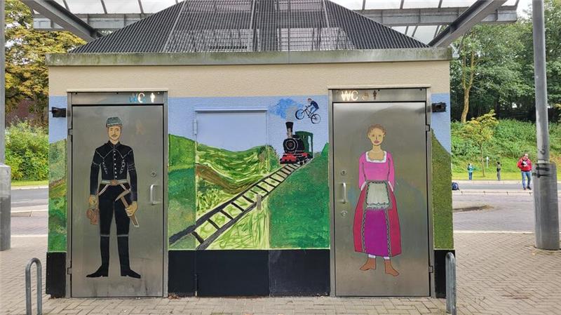 Die Malereien zeigen unter anderem Bergleute, die Tagesförderbahn und den Pumptrack.
