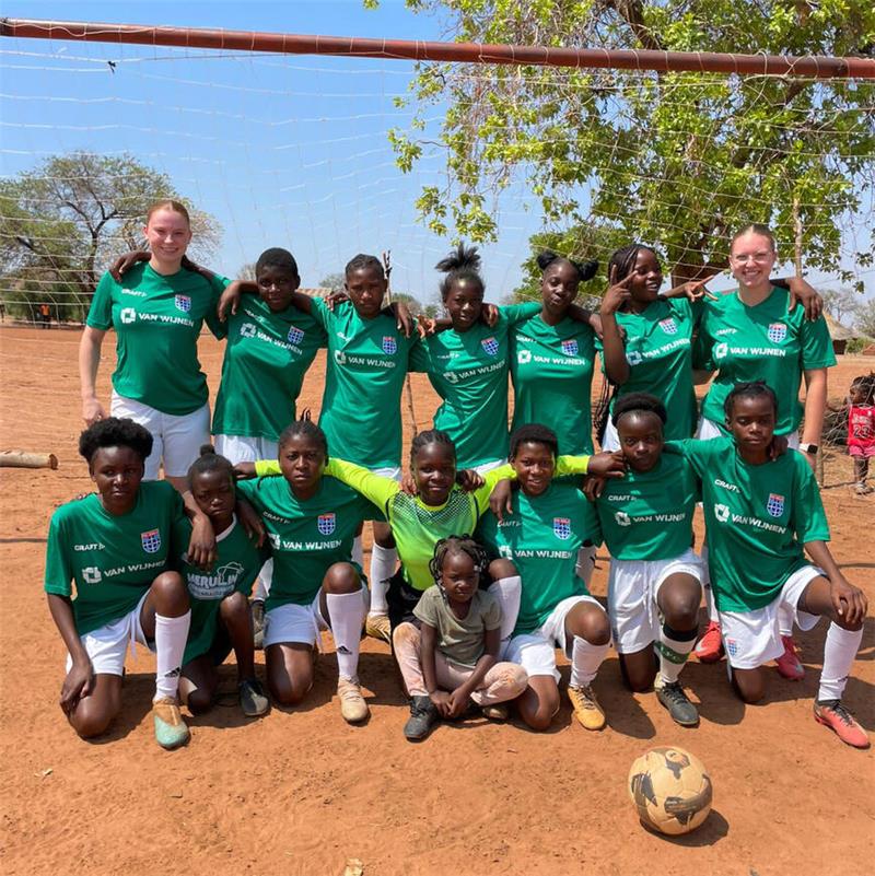 Amalia Saupe (19) aus Goslar trainiert ein Mädchenteam in Afrika Das Mädchenfußballteam, das Amalia Saupe trainiert, hat sich zum Mannschaftsfoto aufgestellt.