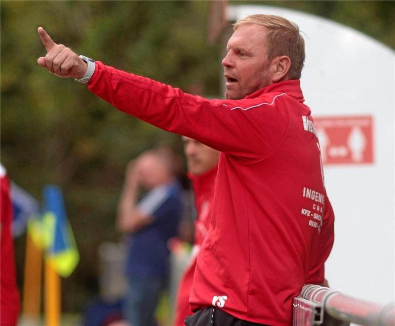 Die Mannschaft braucht noch immer seine Kommandos: Trainer Yves Schmelzer, im vierten Jahr für den VfL Liebenburg tätig, sieht weiteres Entwicklungspotenzial. Foto: Gietemann