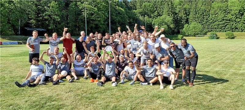 Die Mannschaft der SVG Oberharz hat in allen Punktspielen unbesiegt den Meisterteller gewonnen. Das wird auf dem Rasen gebührend gefeiert.  Foto: Privat