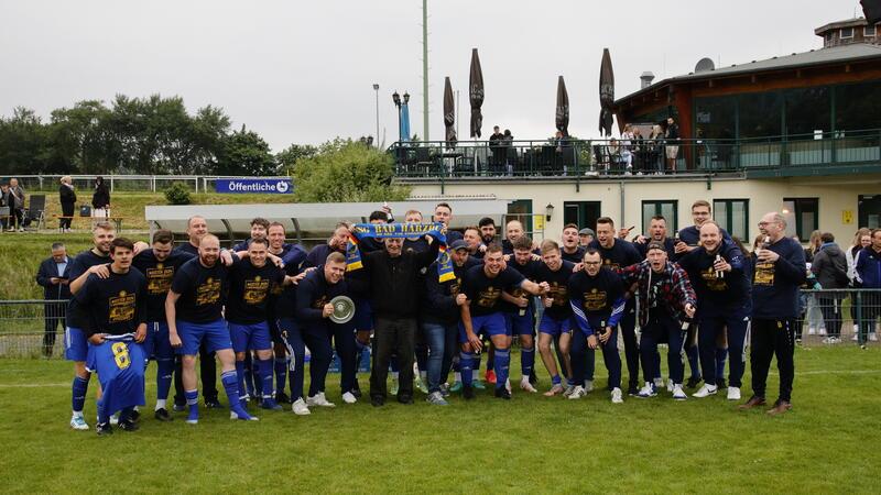 Die Mannschaft der TSG Bad Harzburg II feiert im heimischen Sportpark mit der Meisterschale den Aufstieg. Zuvor gibt es zum Saisonabschluss einen 10:1-Sieg gegen den FC Othfresen II.