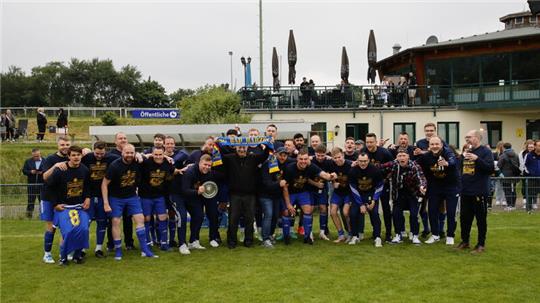 Die Mannschaft der TSG Bad Harzburg II feiert im heimischen Sportpark mit der Meisterschale den Aufstieg. Zuvor gibt es zum Saisonabschluss einen 10:1-Sieg gegen den FC Othfresen II.