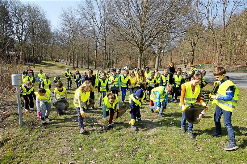 Startschuss für das große Müllsammeln in Goslar Die Mannschaft der Wortschule sammelte Müll am Frankenberger Teich.