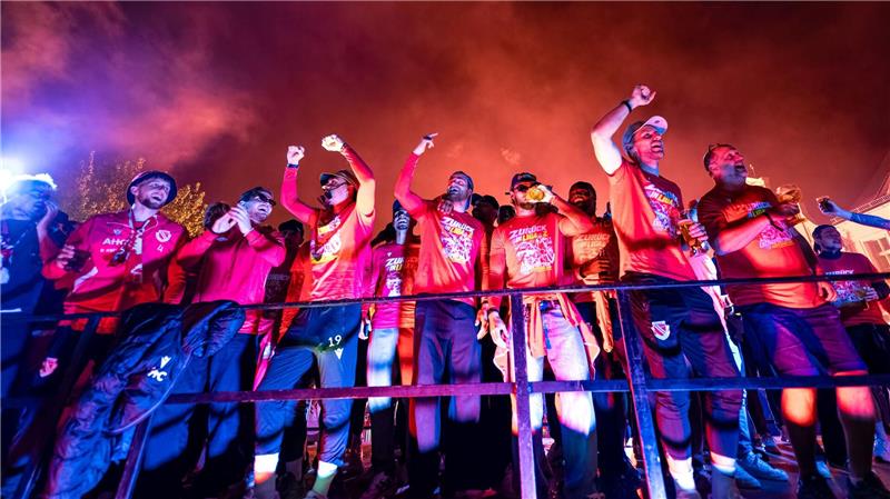 Die Mannschaft des FC Energie Cottbus feiert nach ihrer Rückkehr vom letzten Saisonspiel auf dem Cottbuser Altmarkt. 