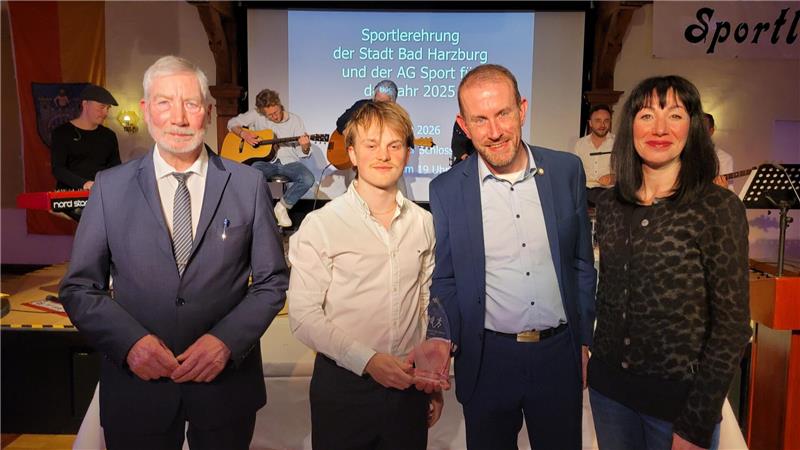 Die Mannschaft des Jahres kommt vom MTK, ist zur Verleihung aber nicht vollständig. Tom Buchholz (2.v.l.) und Eike Bruns nehmen die Auszeichnung entgegen.