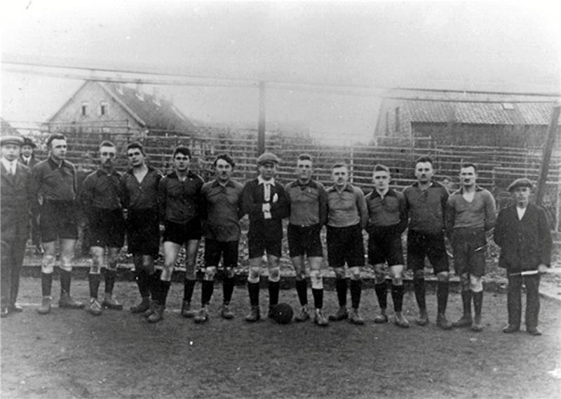 Die Mannschaft des SC 18 Harlingerode vor 100 Jahren: (von links) Betreuer Wolf, W. Willeke, O. Weber, E. Bosse, W. Reinecke, G. Schüler, A. Röger, A. Willeke, W. Knackstedt, A. Fricke, W. Niemeyer, W. Willgerodt und H. Knackstedt (Vereinslinienrichter). Foto; Privat