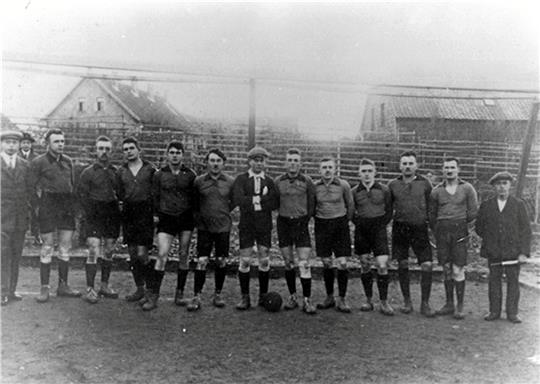 Die Mannschaft des SC 18 Harlingerode vor 100 Jahren: (von links) Betreuer Wolf, W. Willeke, O. Weber, E. Bosse, W. Reinecke, G. Schüler, A. Röger, A. Willeke, W. Knackstedt, A. Fricke, W. Niemeyer, W. Willgerodt und H. Knackstedt (Vereinslinienrichter). Foto; Privat
