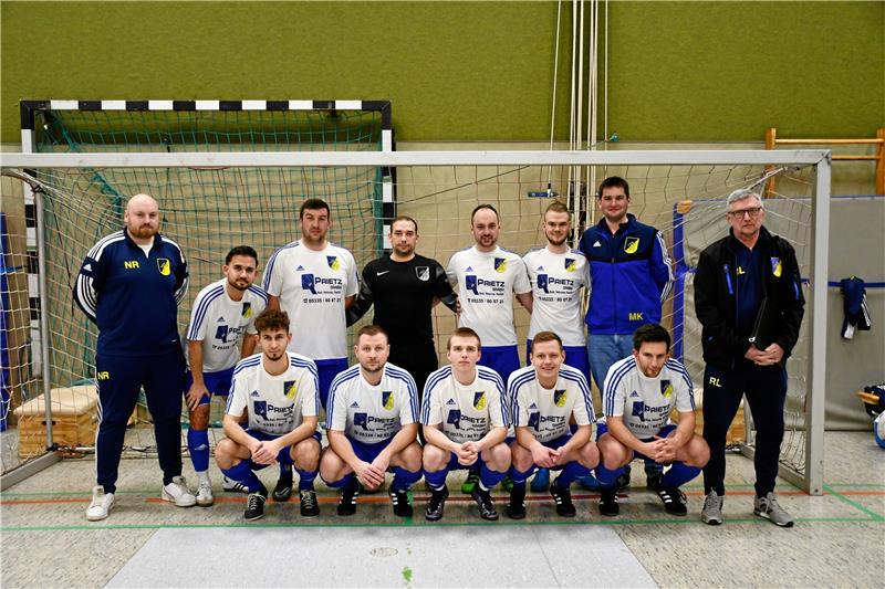 TSV Gielde und VfL Liebenburg Gruppensieger Die Mannschaft des TSV Gielde setzt sich dank des besseren Torverhältnisses am Donnerstag vor der SG Bohrstadt als Gruppensieger durch. Foto: Privat