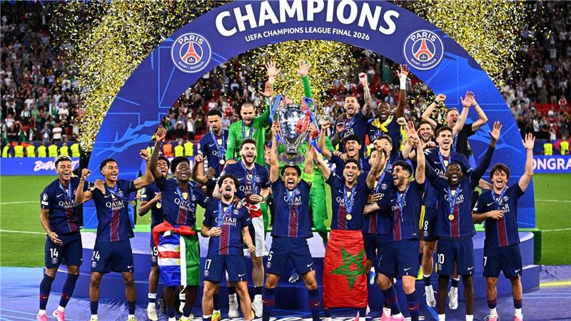 Die Mannschaft von Paris Saint-Germain feiert.