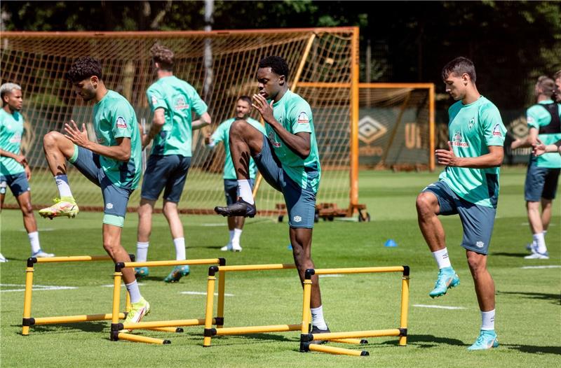 Werder Bremen reist zum Trainingslager erneut ins Zillertal Die Mannschaft von Werder Bremen wärmt sich auf dem Trainingsgelände auf.