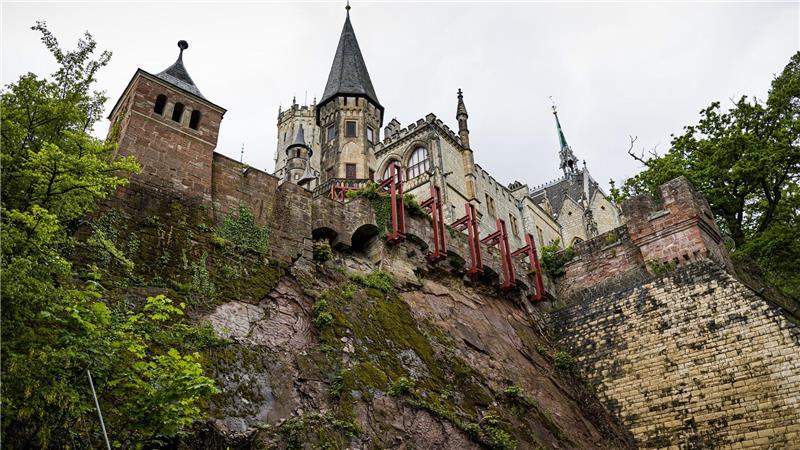 Die Marienburg wird mit einer Stahlkonstruktion gestützt.