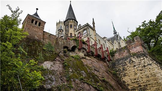 Die Marienburg wird mit einer Stahlkonstruktion gestützt.