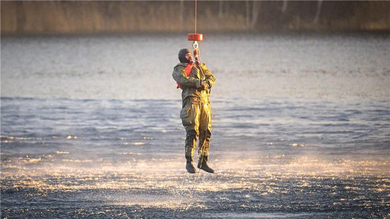 Marinetaucher üben im Kreidesee Die Marinetaucher üben die Bergung aus dem Wasser – dabei ist ein Helikopter im Einsatz.