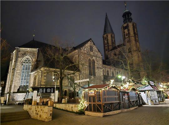 Die Marktkirche im Herzen der Altstadt, im Herzen des Weihnachtsmarktes – aber auch im Herzen der Menschen? Kirche muss sich neu orientieren, denn die Mitglieder brechen ihr weg.