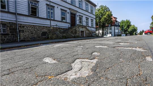 Die Marktstraße ist insbesondere vor dem Amtsgericht übersät von Schlaglöchern. Das soll bald geändert werden.