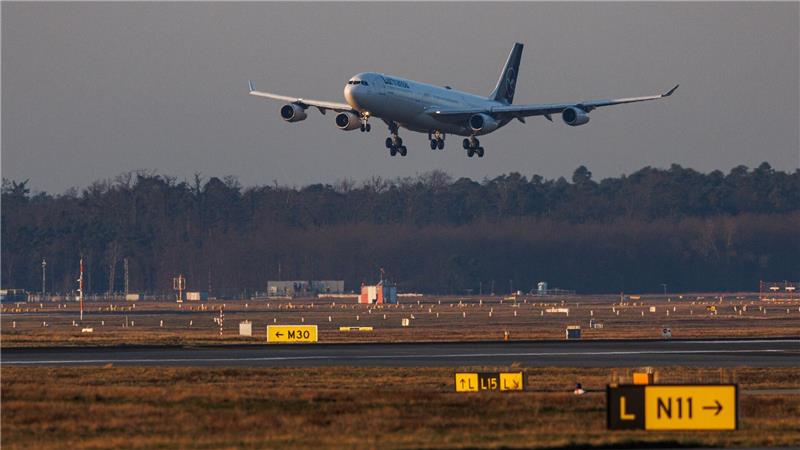 Die Maschine aus Maskat trifft in den frühen Morgenstunden in Frankfurt ein.