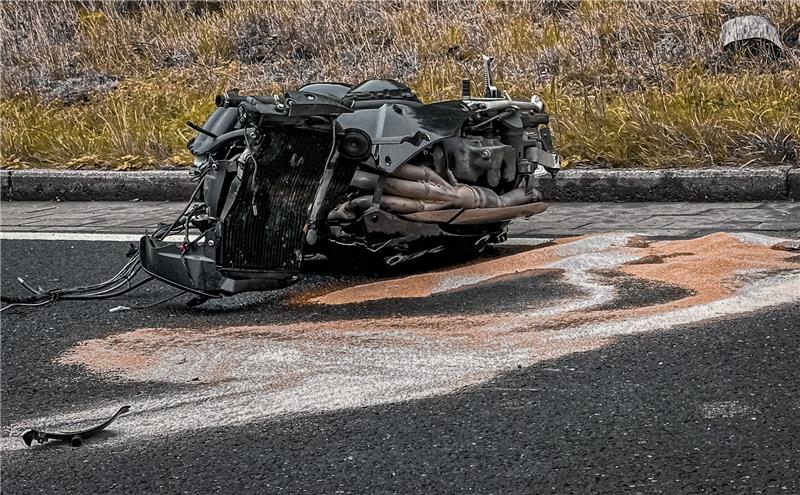 Unfall in der Bärentalkurve: Motorrad in zwei Teile gerissen Die Maschine wurde in zwei Teile gerissen. Foto: Feuerwehr