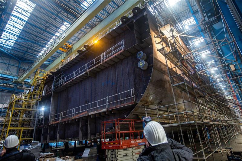 Brennstart für Forschungsschiff „METEOR IV” auf Neptun Werft Die Maschinenhaussektion für den Bau eines neuen Kreuzfahrtschiffs entsteht in einer der Montagehallen der Neptun-Werft in Warnemünde.