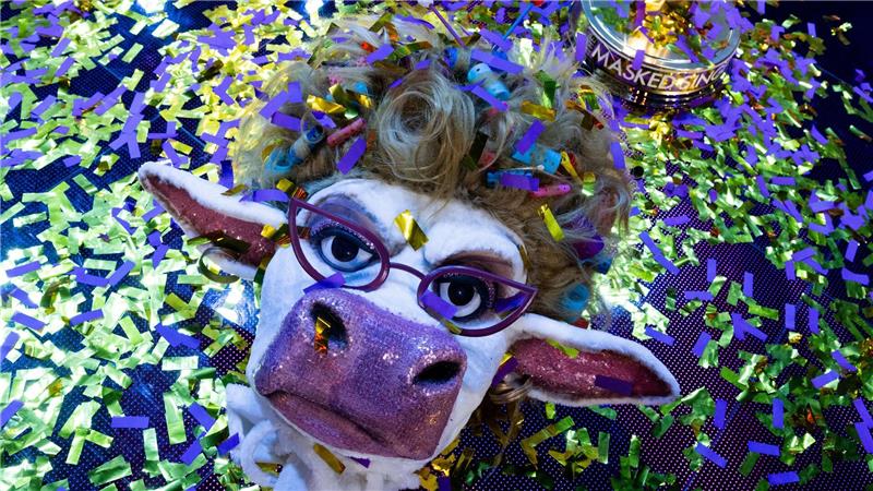 Die Maske der Figur „Muuhnika“ liegt im Finale der Prosieben-Show „The Masked Singer“ auf der Bühne.