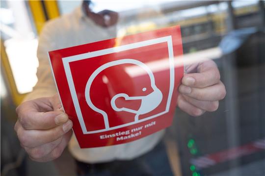 Die Maskenpflicht im öffentlichen Fernverkehr soll zum 2. Februar vorzeitig fallen.