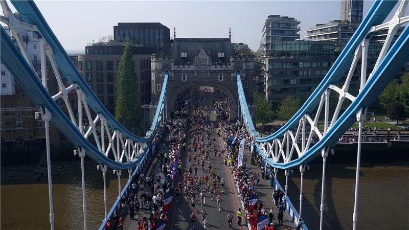 Die Massen überqueren die Tower Bridge während des TCS London Marathon.