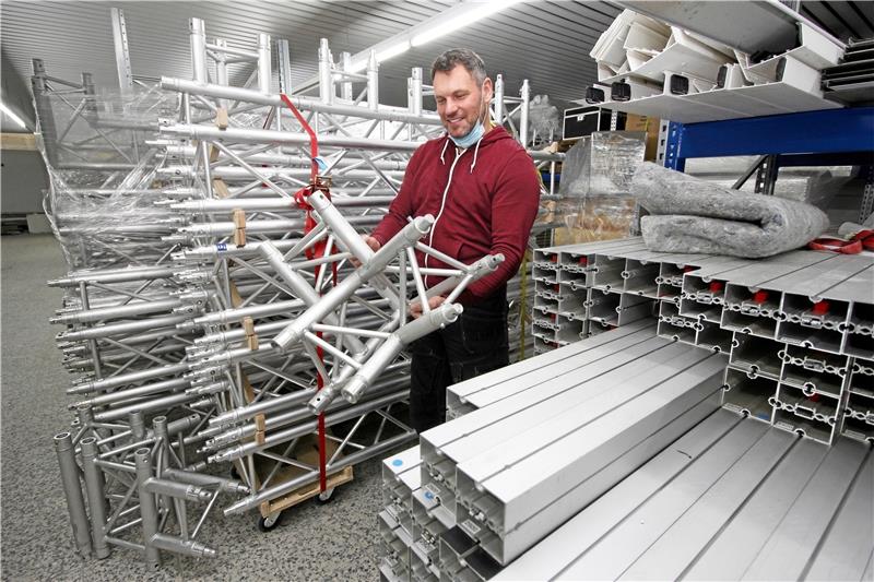 Die Materialien für den Bau von Messeständen liegen bereit, doch Aufträge gibt es für Michael Obermann keine – das Geschäft liegt brach. Dabei wollte er nach seinem Umzug nach Posthof in den Umbau der alten Aldi-Immobilie investieren.  Fotos: Kühlewind