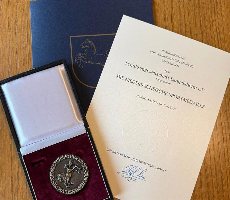 Schützengesellschaft Langelsheim für besondere Leistung gewürdigt Die Medaille und Urkunde für die Schützengesellschaft Langelsheim nimmt Astrid Rothhardt entgegen.