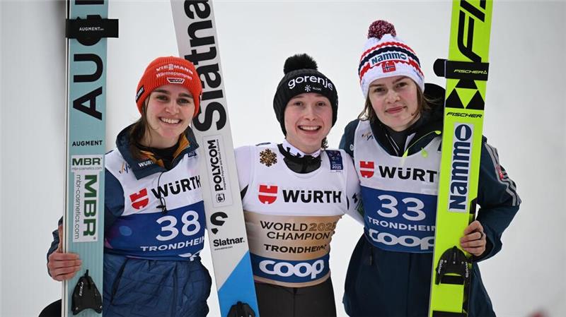 Die Medaillengewinnerinnen: Freitag, Prevc und Stroem (v.l.) holten sich bei der WM Edelmetall.
