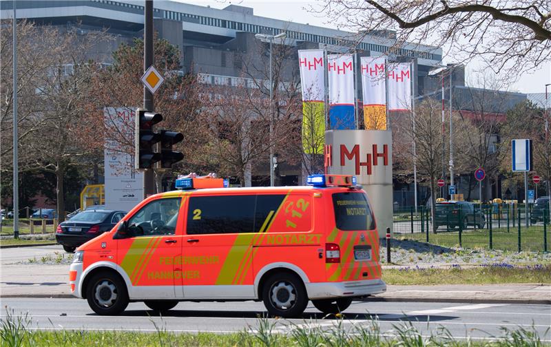 Bestatter unterstützt Familie bei Beerdigung ihres Babys Die Medizinische Hochschule in Hannover: Hier wird das verstorbene Frühchen seit Wochen aufgebahrt. Foto: Julian Stratenschulte/DPA