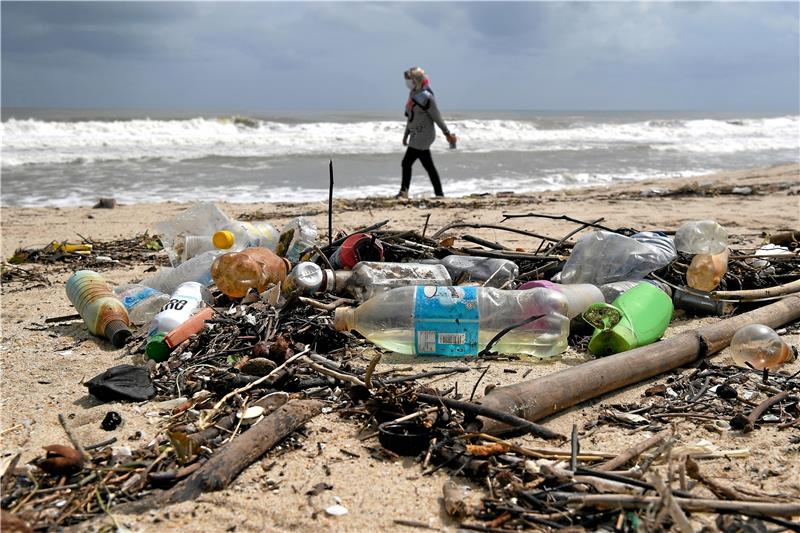 Sammelaktion: Ozeankind profitiert vom Harzer Pfand Die Meere sind vermüllt, wie hier am Strand von Malaysia. Das Clausthaler Sportinstitut will mit einer Pfandflaschen-Sammelaktion eine Umweltorganisation unterstützen, die unter anderem Strände von Plastikmüll befreit. Foto: Mohd Osman/dpa
