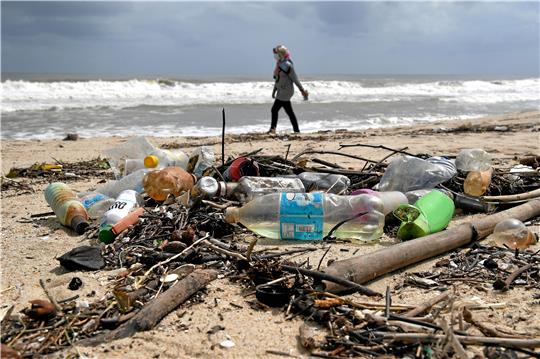 Die Meere sind vermüllt, wie hier am Strand von Malaysia. Das Clausthaler Sportinstitut will mit einer Pfandflaschen-Sammelaktion eine Umweltorganisation unterstützen, die unter anderem Strände von Plastikmüll befreit.  Foto: Mohd Osman/dpa