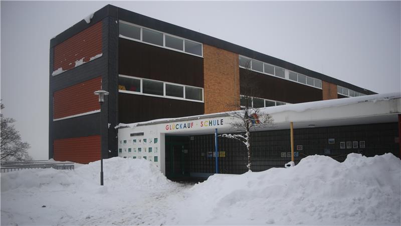 Das Foto zeigt ein verschneites Schulgebäude.