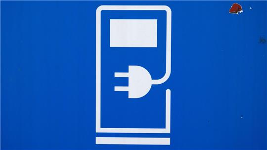 Die Mehrheit der privaten Autobesitzer in Deutschland misstraut nach einer Umfrage der HUK Coburg nach wie vor dem Elektroauto. (Symbolbild)